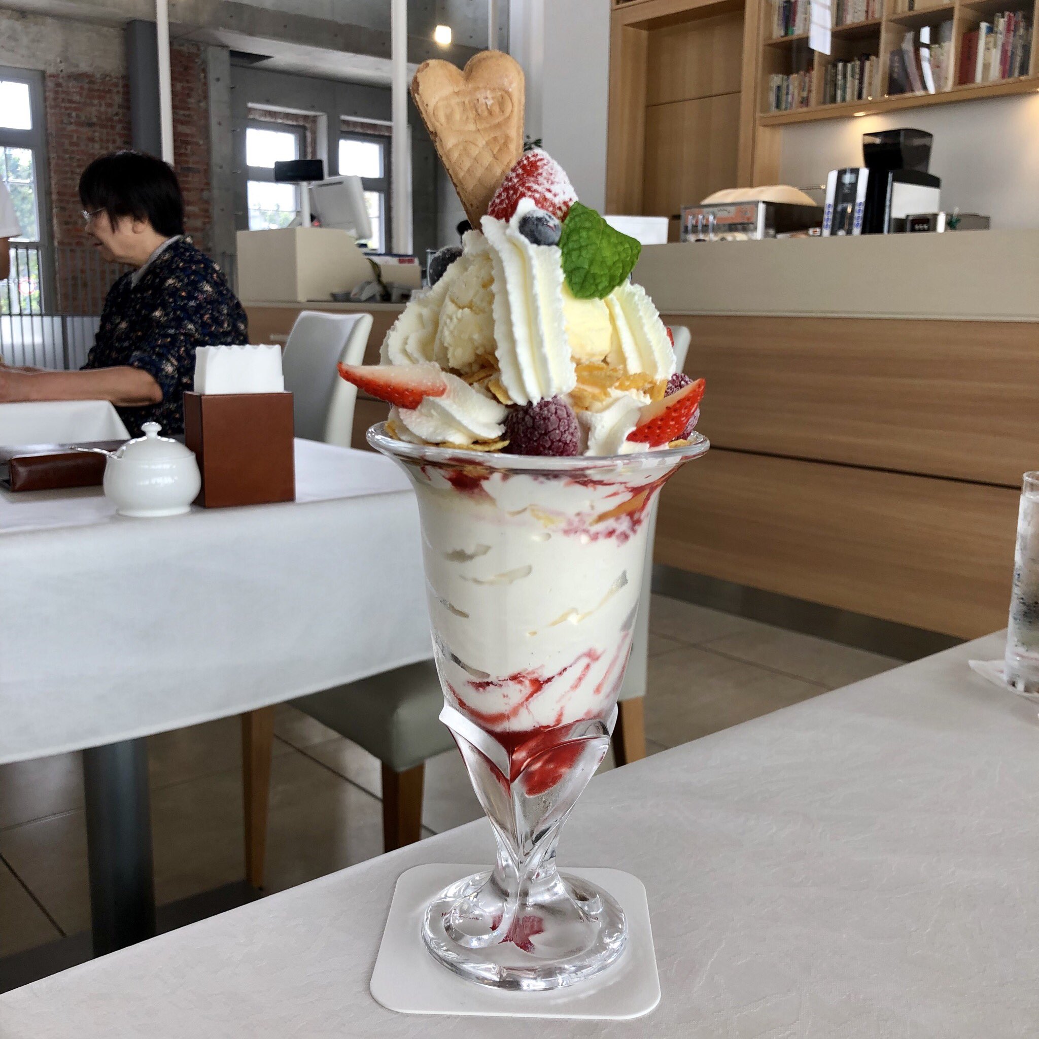 プロソフトクリーマー森川 北菓楼札幌本店 札幌 いちごパフェ 札幌本店2階のカフェスペースでは 北菓楼ソフトクリーム とふわふわシフォンケーキ 生クリームといちごを何層も重ねてアイスを乗っけた絶品パフェが食べられます 美味しいソフトを プロソフトクリーマー森川 北菓楼札幌本店 札幌 いちごパフェ 札幌本店2階のカフェスペースでは 北菓楼ソフトクリーム とふわふわシフォンケーキ 生クリームといちごを何層も重ねてアイスを乗っけた絶品パフェが食べられます 美味しいソフトを