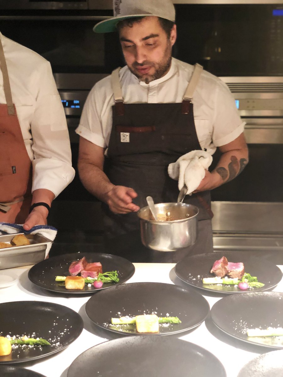 rakporcelaineu's tweet photo. #MerciChefs! Every Friday we give a #shoutout to chefs who inspire us through their work, thrive and passion. Today we shine a light on Chef David Viana, from @HeirloomK. 🍽 Plate Karbon from collection Fusion (Explore the entire tableware https://t.co/CPfjJ5BThF) https://t.co/BvAc5ojXfY