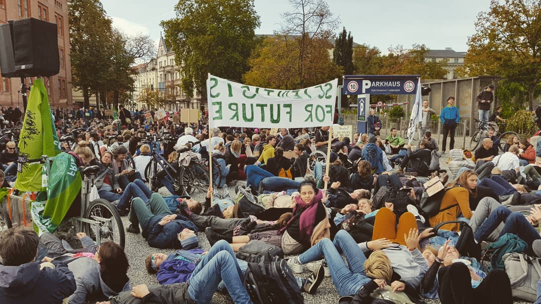 astafhp's tweet photo. Zusammen sind wir stärker – über 5500 Menschen in #Potsdam!

#AlleFürsKlima #fridaysforfuture  #studentsforfuture #scientistsforfuture #fhp4future #astafhp #haus17 @FHPotsdam https://t.co/3bB84bEC30