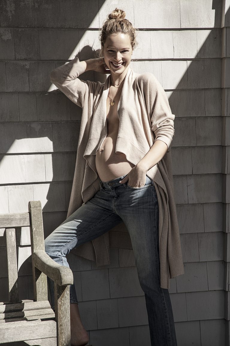 We are officially obsessed with the chic new #maternity #denim line from #HATCH! Check it out and shop now: ow.ly/BkjL30pqsE5