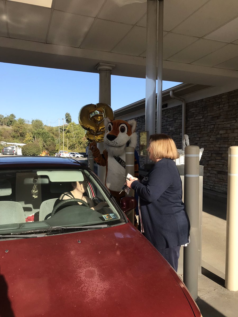 FairmontFCU's tweet photo. Count Earn’est the SAVERtooth Tiger and our CEO just gave Our member at Pineview $80 cash. Congratulations Steve!  #WeAreFFCU #peoplehelpingpeople #thatsourtradition #serving4countiesinncwv #80years #establishedin1939 #weappreciateourmembers #ouremployeesrock https://t.co/YdiNfCe8U4