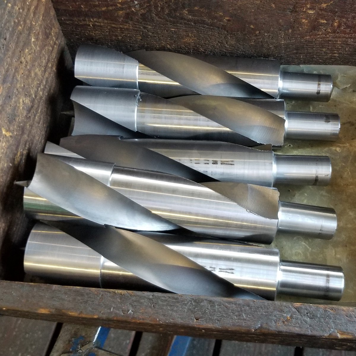 Commander_Tool's tweet image. Have you ever seen bits this big? We got to see these bad boys on a trip to visit our friends #FISCHTools last summer - and we were blown away by their size!
#drillbits #FISCHdrilling #bradpoints