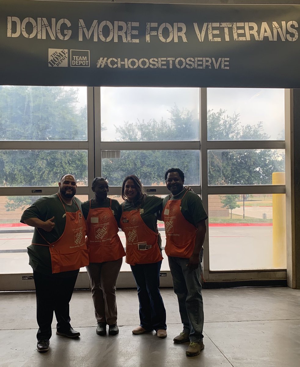 oliviaam13's tweet photo. Had a great time at the d29 MVP walk!!! Thanks Jackie and Robert for all you guys do for the store and our company !!!! @Walter2hall @Carrol_Craig14 @Oscar86604735 @wesford0564 @teldabaja7 @AMarshall564 https://t.co/FDpm0bJ6vU