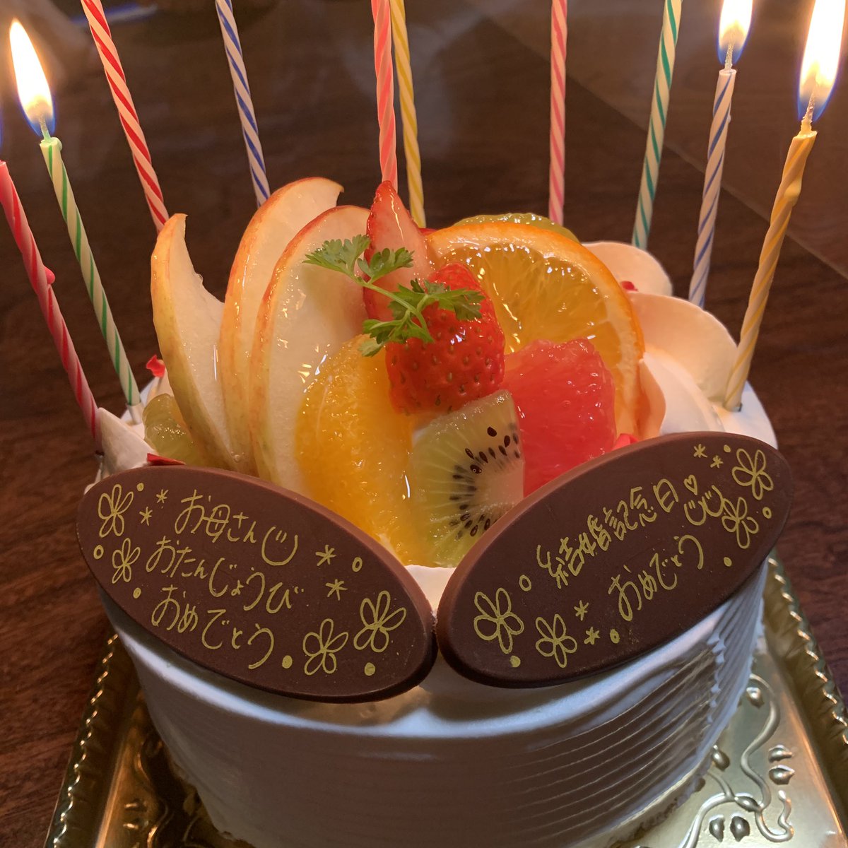 OmtKi's tweet image. お母さんの誕生日そして結婚記念日だったのでお祝いしたよ🎶
#5FIVE リリースの日に誕生日。
しかも55才。お母さんすごいよ。笑
いつもありがとー！
55才、人生まだまだGO GOってことで色々頑張ってくださいね
最近太ってきたから金の豚の貯金箱あげました。笑
#お母さん ＃誕生日 #おめでとう