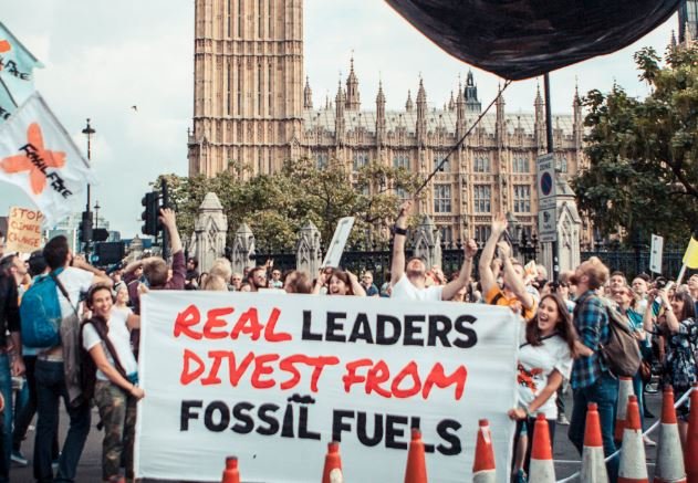 On #GlobalClimateStrike day, #DivestParliament pledges coming in fast from MPs! Thank you @Chris_RuaneMP @susanelanjones for joining us today! 

@vickyford @SamGyimah @leicesterliz @GuyOpperman @YvetteCooperMP @DrPhillipLeeMP - you in?  

🌍 #FridaysForFuture #ClimateAction🌍