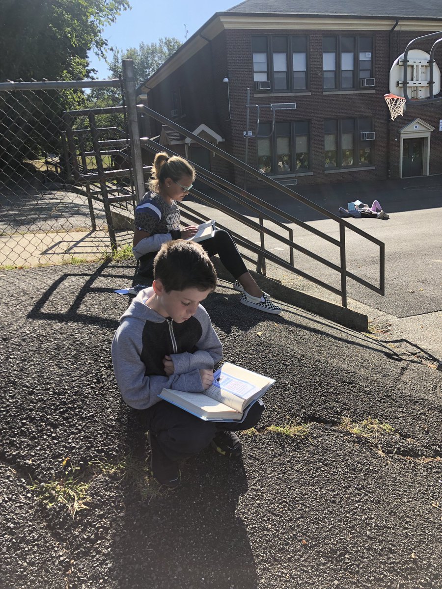 5Rlivelovelearn's tweet photo. 5R is enjoying the sunshine and making connections while reading, “Wonder,” on this beautiful Friday. #5Rrockstars2019 #Rooseveltpride #choosekind https://t.co/KkNFAW8mEz