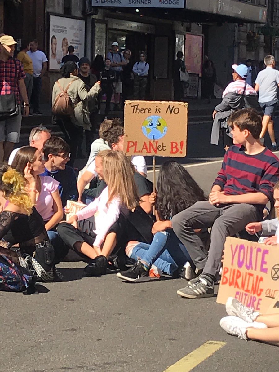 It was amazing to see so many young people who care about the health of our planet 🌎and our animals 🦒🦁🐘. In honour of the climate protests, here's a lesson dedicated to the environment: bit.ly/2kpIhpW #FridaysForFuture #Students #Earth