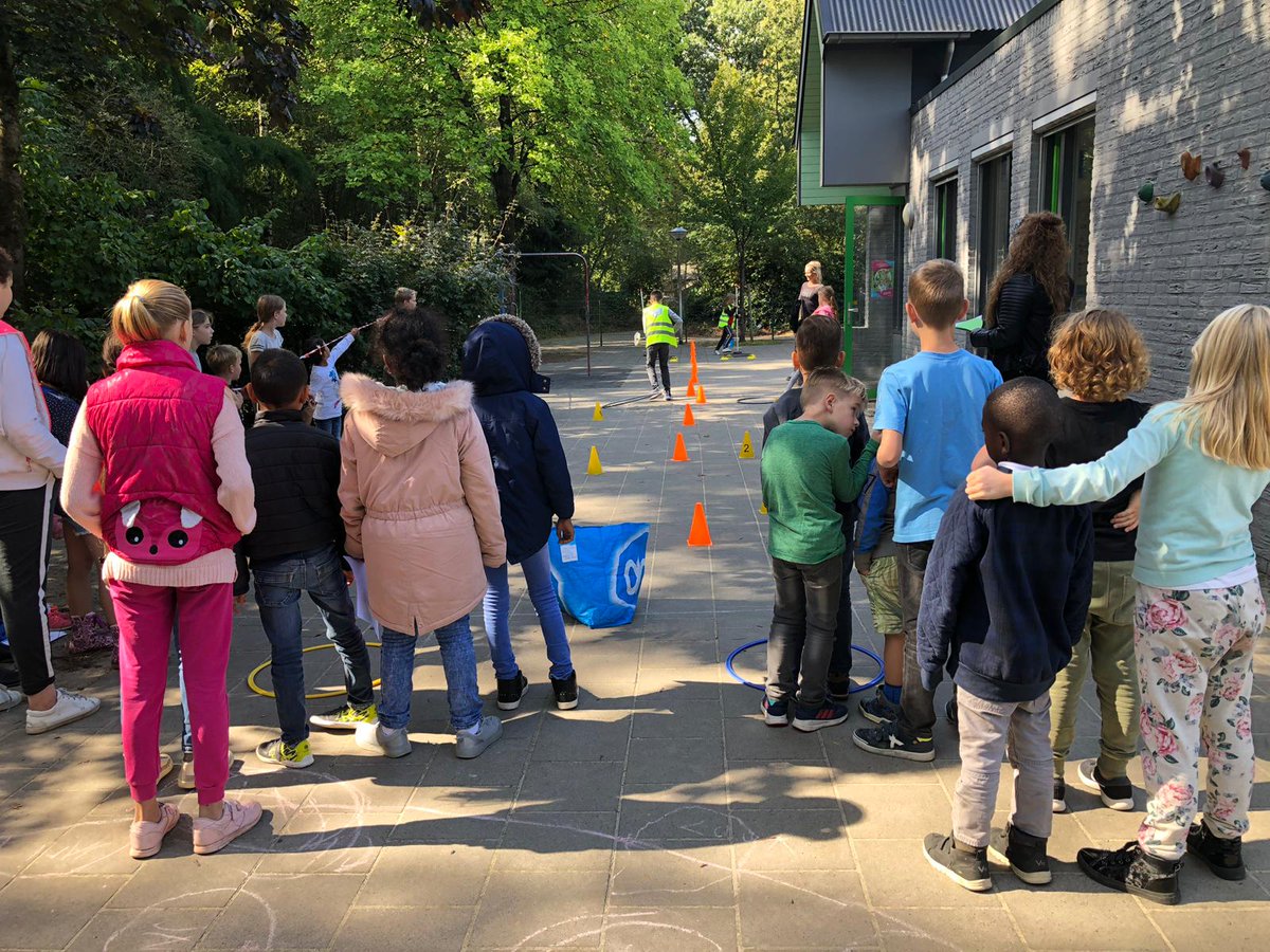 Officiële BeestenBende kick-off in Grave! Vanmiddag knipte wethouder Peters op de St Jozef school het zwerfafvallint door. De kinderen testten wie het snelst was met de knijper #zwerfafvalrace #heleschoolwordtlid