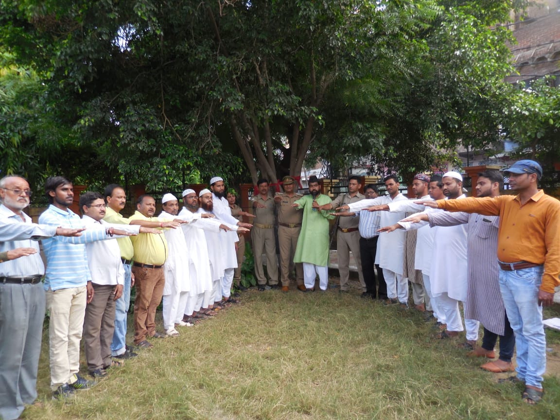 prabhatmisra's tweet photo. #ShaharQazi (#CityQazi) Mr Syed Shah Niyaz Ali administered #OathToSaveEnvironment in Gandhi Park, #Firozabad (#UttarPradesh, #India) on #GlobalClimateStrike day. He participated in @RedTapeMovement & tied #redtape trees trunks. https://t.co/hvQQAGhCtZ