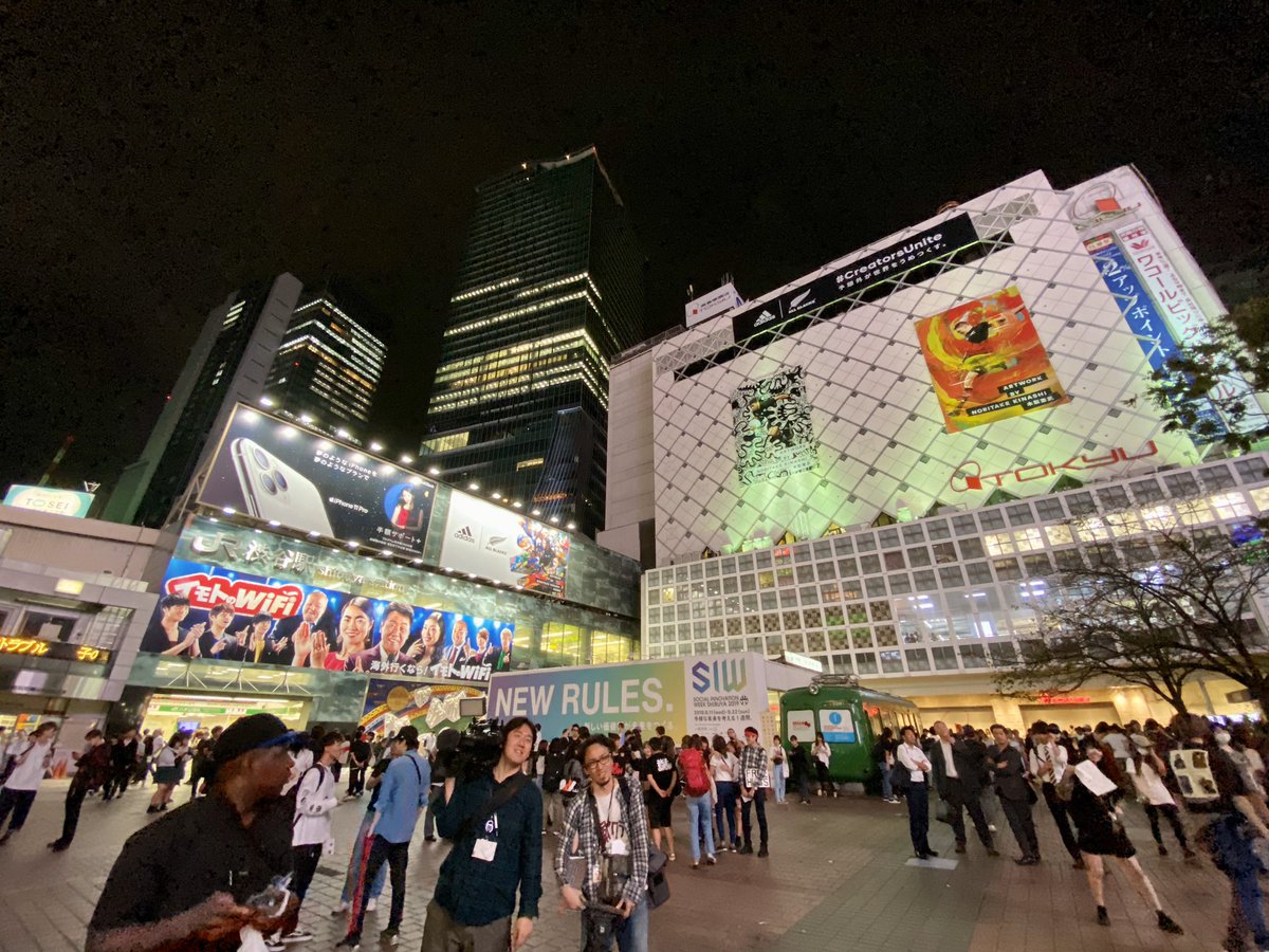 kokubucamera's tweet image. iPhone 11 Proの超広角カメラがすごい。

渋谷スクランブル交差点から駅側を撮影したんだけど、こんだけ広く撮れるよ！

#Phone11Pro

←超広角　標準→