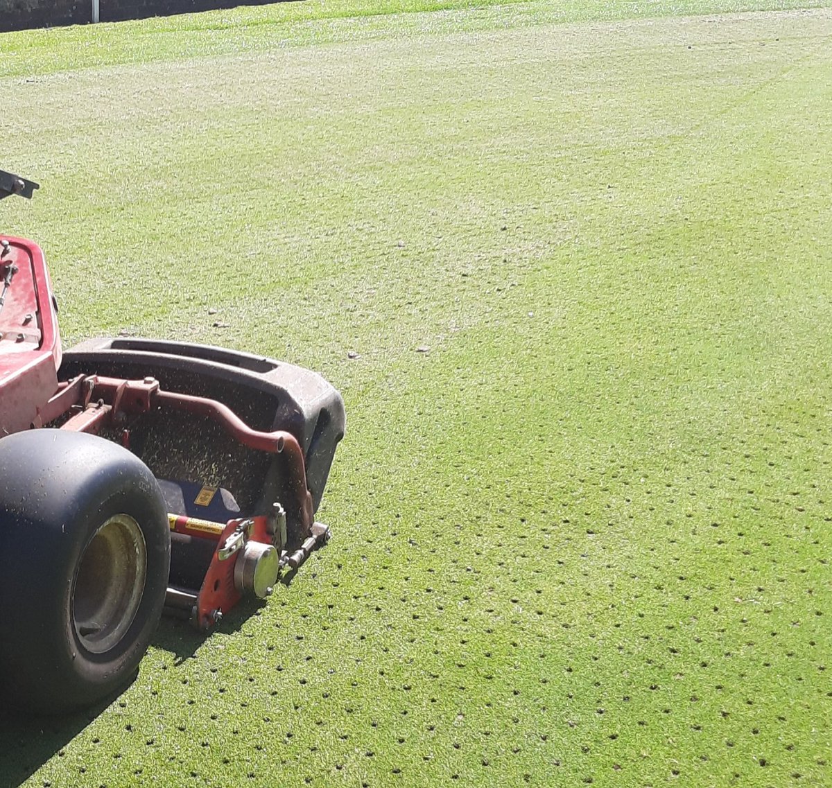fancey76's tweet photo. Buzzing for greens reno's next week although weather might have a say in that!!
Practice run on putting green today #allgoodtogo
12mm solids to 300mm depth, 13mm core, v-cut and topdress.
@rigbytaylor Dew T applied for good measure to keep surfaces dry 👌 https://t.co/MbxPUgjPTv