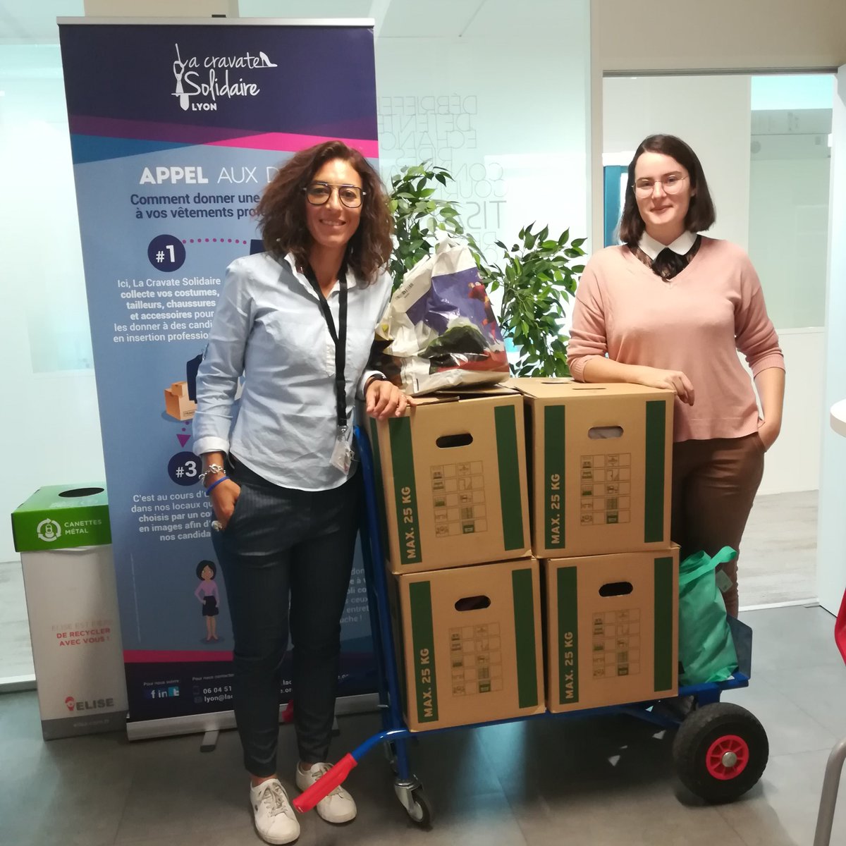 49,3 Kg de vêtement collectés à @Nexity ! Un grand merci à tous les collaborateurs pour leurs dons, grâce à eux de nombreux candidats pourront bénéficier de ces vêtements lors de nos Ateliers Coup de Pouce ! 

#insertion #solidarité