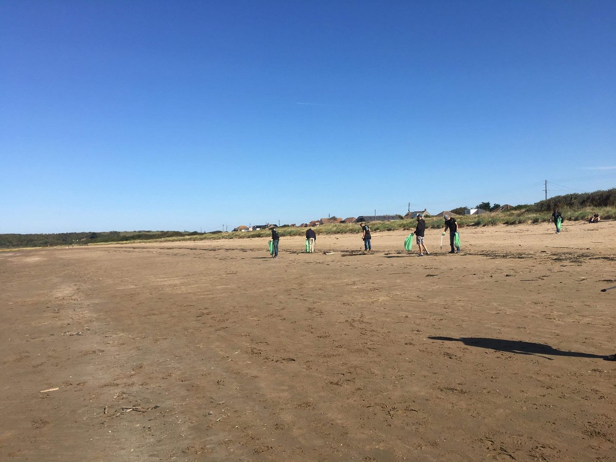 SladeNikita's tweet photo. More Bristol volunteers cleaning up Sand Bay Beach #weareHPE #HPEGives #internHPE https://t.co/agLurFCuao