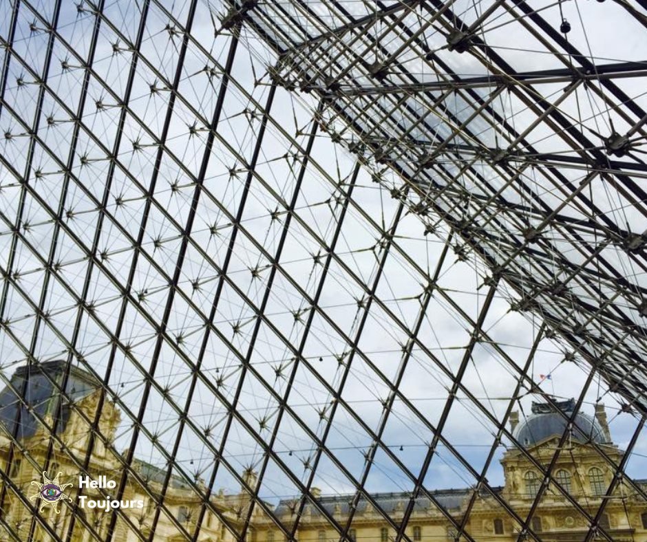 HelloToujours's tweet image. 📷Quando nel 1983 Mitterand commissionò la Piramide del #Louvre appariva inaccettabile, all'opinione pubblica, alterare l'equilibrio del cortile di Napoleone. I lavori iniziarono nell'85, e quando terminarono, nel 1989, era già l'alba di nuovo mondo.🌎
#viaggiare #Parigi #Cultura