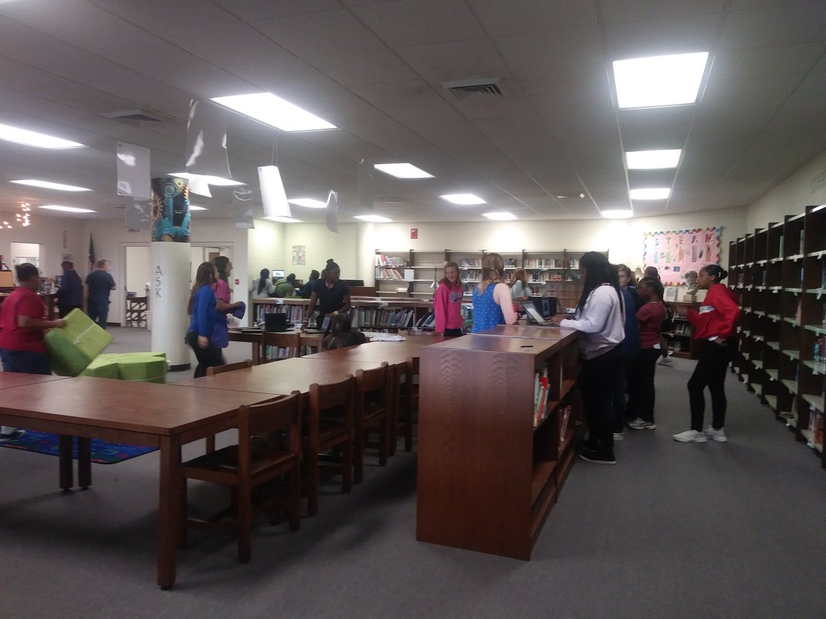 Girls from CHS and CMS are putting the team in STEAM working on fliphunts together today.  <a href="/jenajonescms/">Jena Jones</a> @AshleyGableCMS #empowercms