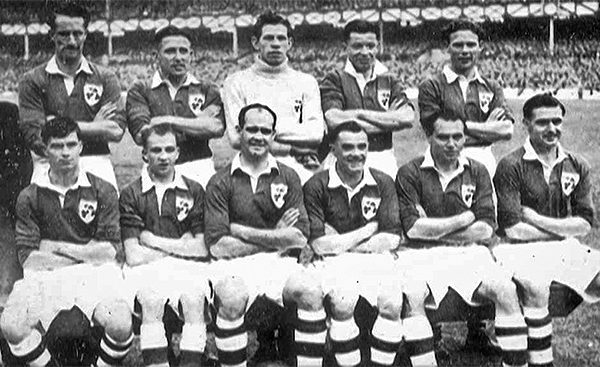 IrelandFootball's tweet image. 📆 ON THIS DAY | September 21, 1949

🏴󠁧󠁢󠁥󠁮󠁧󠁿England 0-2 Ireland🇮🇪

Ireland became the first foreign nation to beat England on English soil 💪

A Con Martin penalty on 33 mins and an 85th minute strike by Peter Farrell secured victory in front of 51,000 at Goodison Park ⚽️

#COYBIG