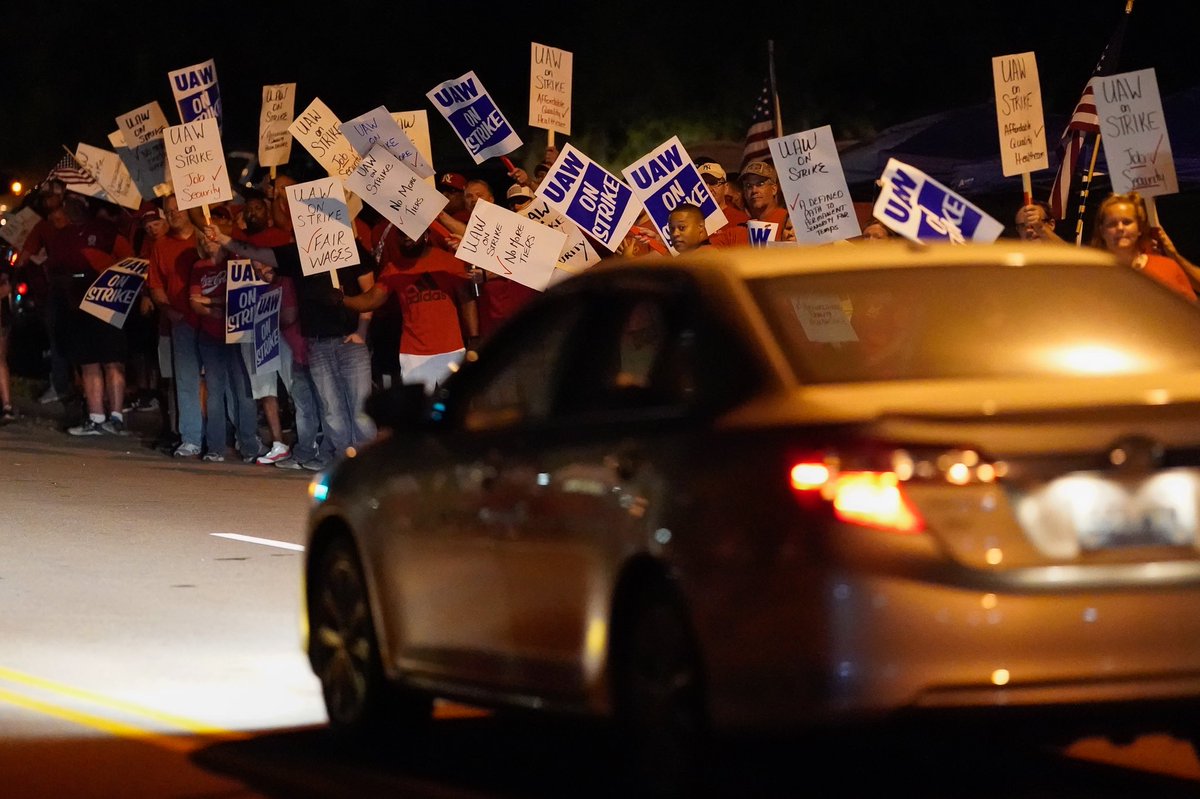 BryanWoolston's tweet photo. Hundreds of #GMWorkers from @2164uaw gathered before dawn to picket outside the gates of the General Motors assembly plant in Bowling Green, Ky. #OnAssignment covering #GMStrike for @reuterspictures @reuters @UAW #UAWstrike https://t.co/yU5cpkp8kA