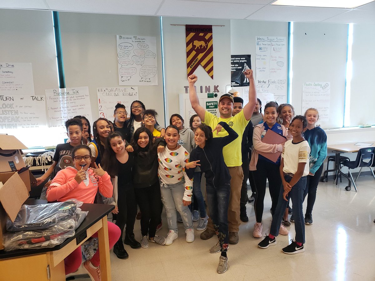 ScapScience's tweet photo. Thank you to Savy &amp; Sons for the donation of school supplies to my classroom and thank you for recognizing the importance of supporting our students and teachers! @CRECEducation @CrecArtsMiddle1 #hartford #schoolsupplies #hartfordhasit #crec #savyandsons #donation #teachers https://t.co/E7Qp0KLEeZ