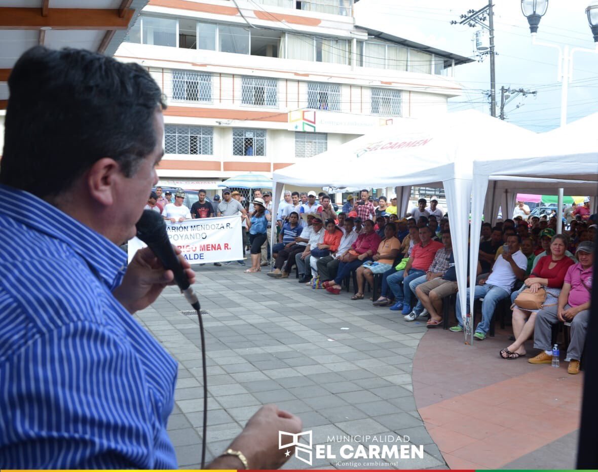 RodrigoMenaR's tweet photo. Entrega a los agricultores de la Resolución administrativa para transporte rural, hoy nuestros agricultores puedes llevar sus pasajeros en los cajones en las vías que no existe transporte público #CumpimosLaPalabra #ContigoCambiamosElCarmen @eluniversocom @eldiarioec @ecuavisa https://t.co/elvjBPDFjv