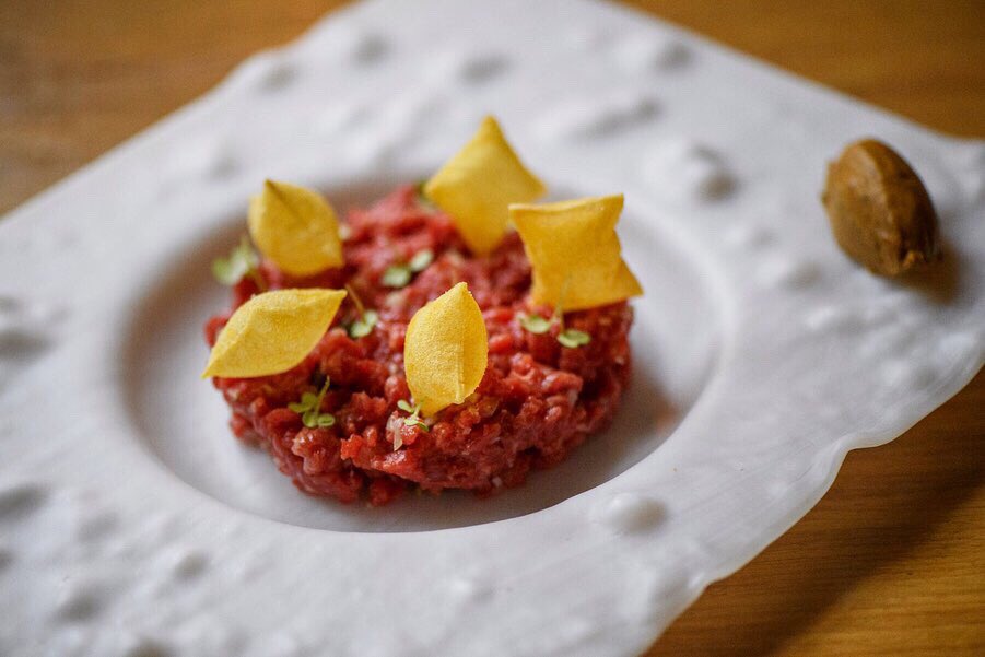 Steak Tartar con Café París⁣
⁣
#montbar