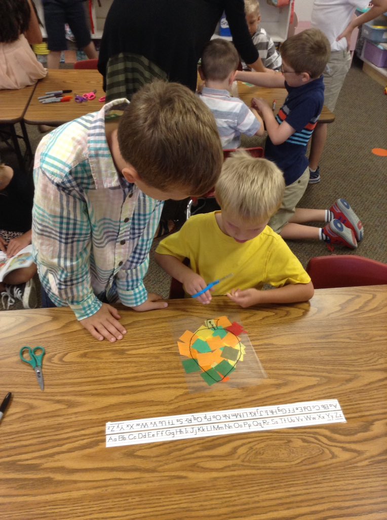 stacianderson_s's tweet photo. Projecting with our preK buddies! #norfolkcatholic #smorebuddies  @PfeiferNatalie #smorejesus https://t.co/YvsaOojJLd