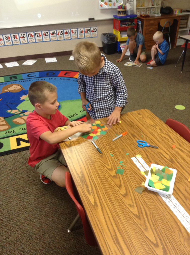 stacianderson_s's tweet photo. Projecting with our preK buddies! #norfolkcatholic #smorebuddies  @PfeiferNatalie #smorejesus https://t.co/YvsaOojJLd