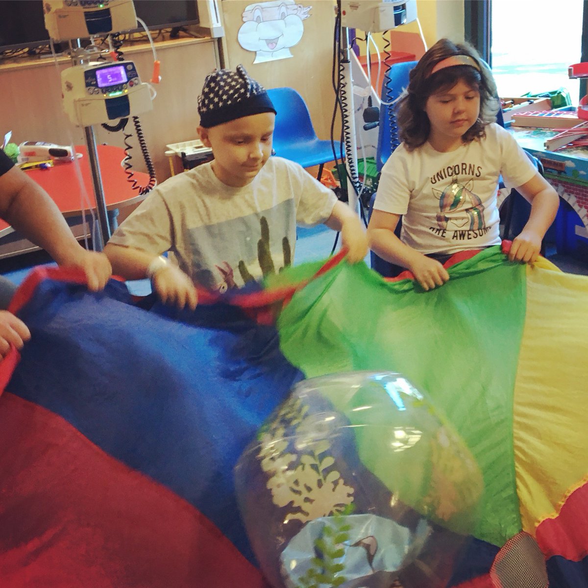 LATCHWales's tweet image. If only we could put into words the pure joy that Dave from @KeyCreate1 brings to Rainbow Ward during his weekly visits. Thank you so much, Dave, &amp;amp; thanks to each and every fundraiser who helps us to continue to support our very special families. #ChildhoodCancerAwarenessMonth 💜