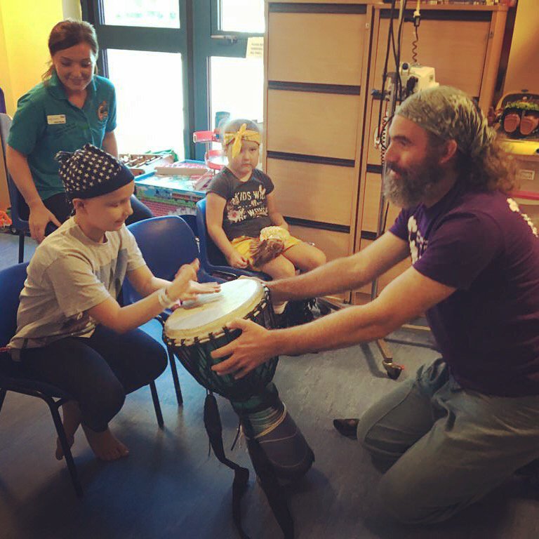 LATCHWales's tweet image. If only we could put into words the pure joy that Dave from @KeyCreate1 brings to Rainbow Ward during his weekly visits. Thank you so much, Dave, &amp;amp; thanks to each and every fundraiser who helps us to continue to support our very special families. #ChildhoodCancerAwarenessMonth 💜