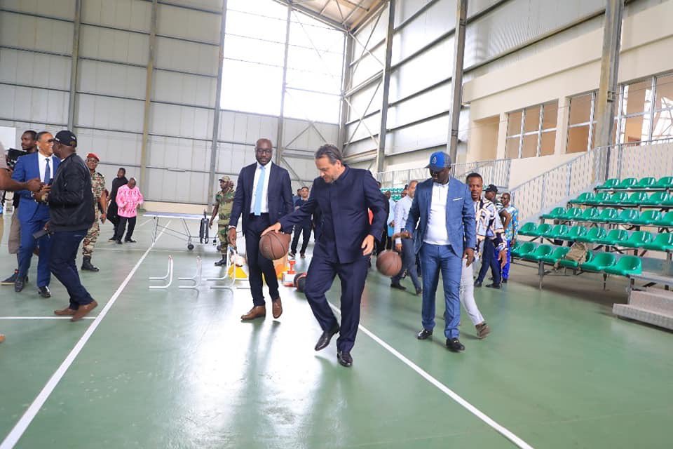 Je pensais être le seul politique dans le pays à savoir jouer au basket, mais je me rends compte que j’ai un concurrent de taille. Mieux on se règle ça en « one on one » Camarade DCDCP. 

#BLA c’est aussi du 🏀💪🏾🇬🇦🔥 !!