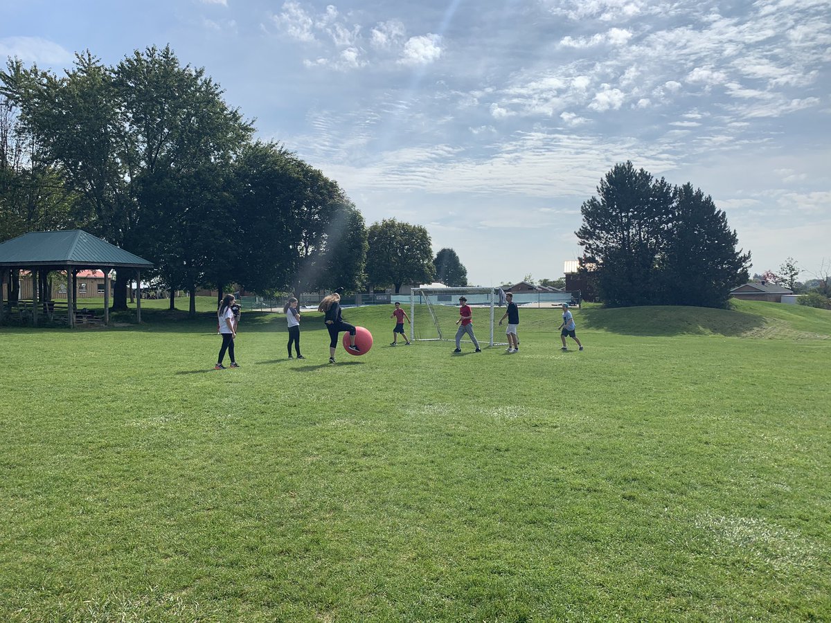 WCI_YRDSB's tweet image. Beautiful weather for #HowlDay! @WCIGuidance @EpsteinSheri #BeWolves