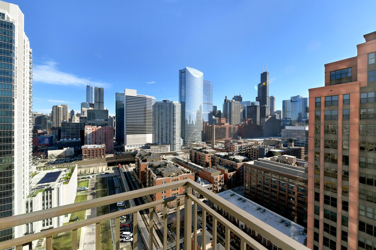 Echelon_Chicago's tweet photo. Echelon offers many expansive city views for residents to enjoy right from their home. 🌁 Whether you’re relaxing on your balcony, in your living room, or in your bedroom, you’ll always have a city view to admire. ✨ https://t.co/DzjUFIPZ3e
