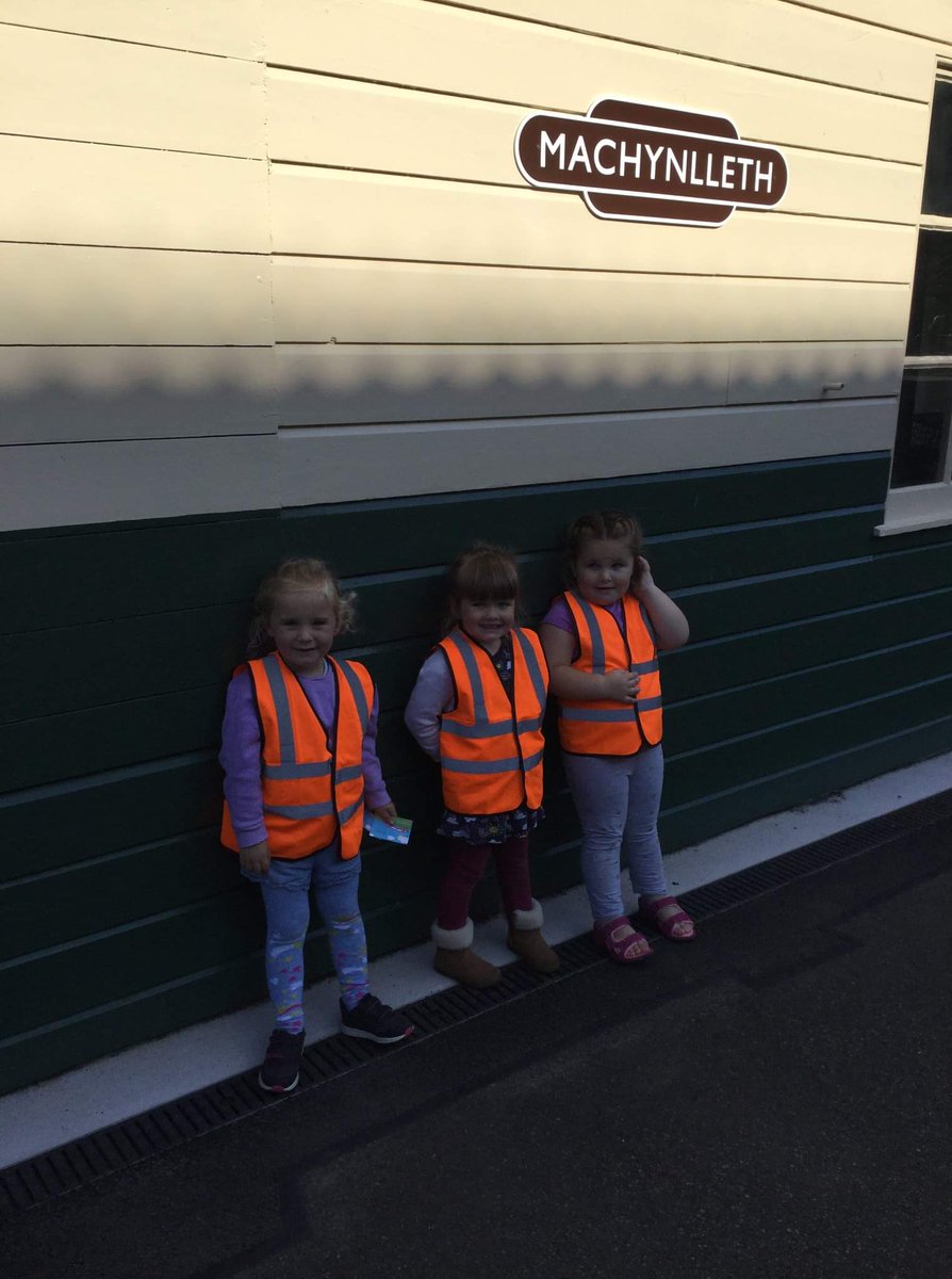 Ymweliad i'r orsaf trên i weld ffordd arall o deithio a gweld be sydd yma i ni yn Machynlleth.
A visit to the train station to see another mode of transport. Also an opportunity to see what we have here in our town.
<a href="/PowysFp/">Powys FL team</a> <a href="/MudiadMeithrin/">MudiadMeithrin</a>