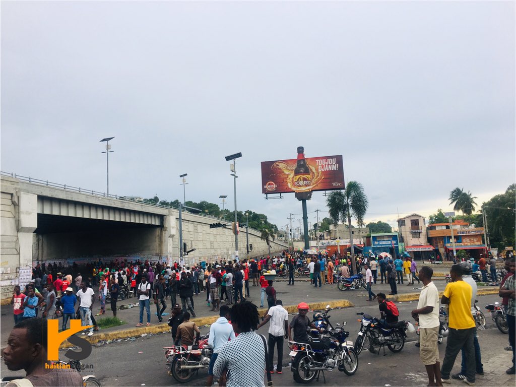 HaitianSlogan's tweet photo. 10:59 AM - Carrefour Aéroport - Rassemblement des manifestants - 20/09/2019 #Haiti #Manifestation #AbaCorruption @promoplusayiti1 https://t.co/InVl0qykbH