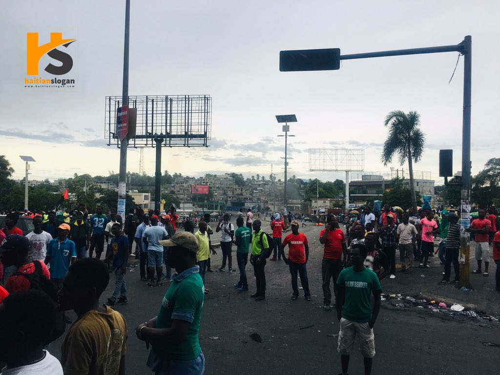 HaitianSlogan's tweet photo. 10:59 AM - Carrefour Aéroport - Rassemblement des manifestants - 20/09/2019 #Haiti #Manifestation #AbaCorruption @promoplusayiti1 https://t.co/InVl0qykbH