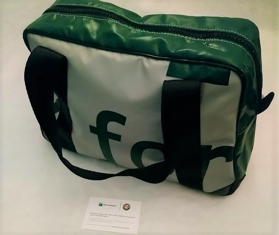 Marceline_mn's tweet photo. Merci @Eurosport_FR pour ce très beau sac weekend fait à partir d’éléments recyclés du mythique court n°1 !!! Il est juste magnifique 😍💖 #CollectionCourt1 #HomeOFTennis #RG19 https://t.co/NStqLaBLFl