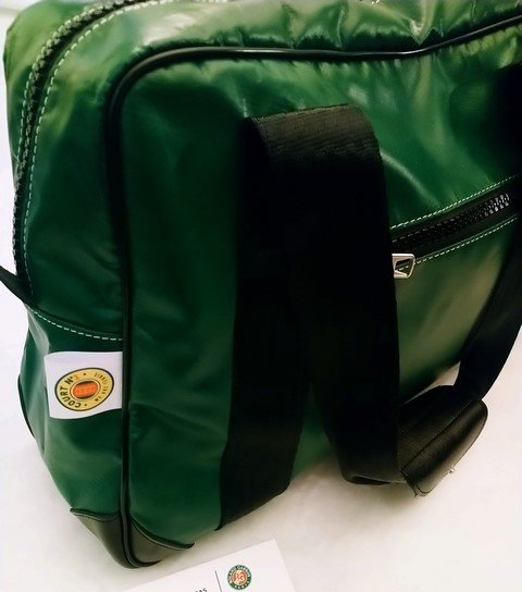 Marceline_mn's tweet photo. Merci @Eurosport_FR pour ce très beau sac weekend fait à partir d’éléments recyclés du mythique court n°1 !!! Il est juste magnifique 😍💖 #CollectionCourt1 #HomeOFTennis #RG19 https://t.co/NStqLaBLFl