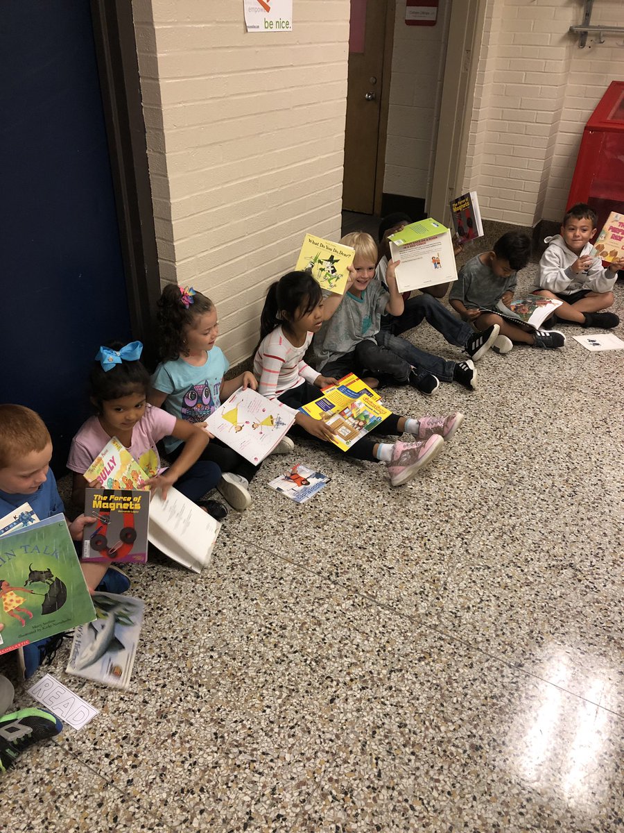 newsHgts's tweet photo. Holland Heights Free book Friday!!! #choiceinreading @hilwmu https://t.co/GxeKUO2FcR