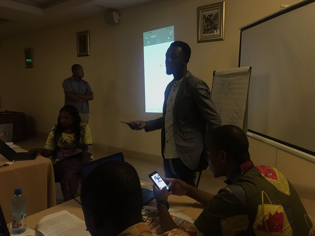 Arouna_Sissoko1's tweet photo. #Mali: présentation de #Kakofo aux journalistes d’investigation en formation. Une application qui participe à l'éradication de la #corruption et les tracasseries routières. 
#USAID
#MJP https://t.co/5ycUB3HthU