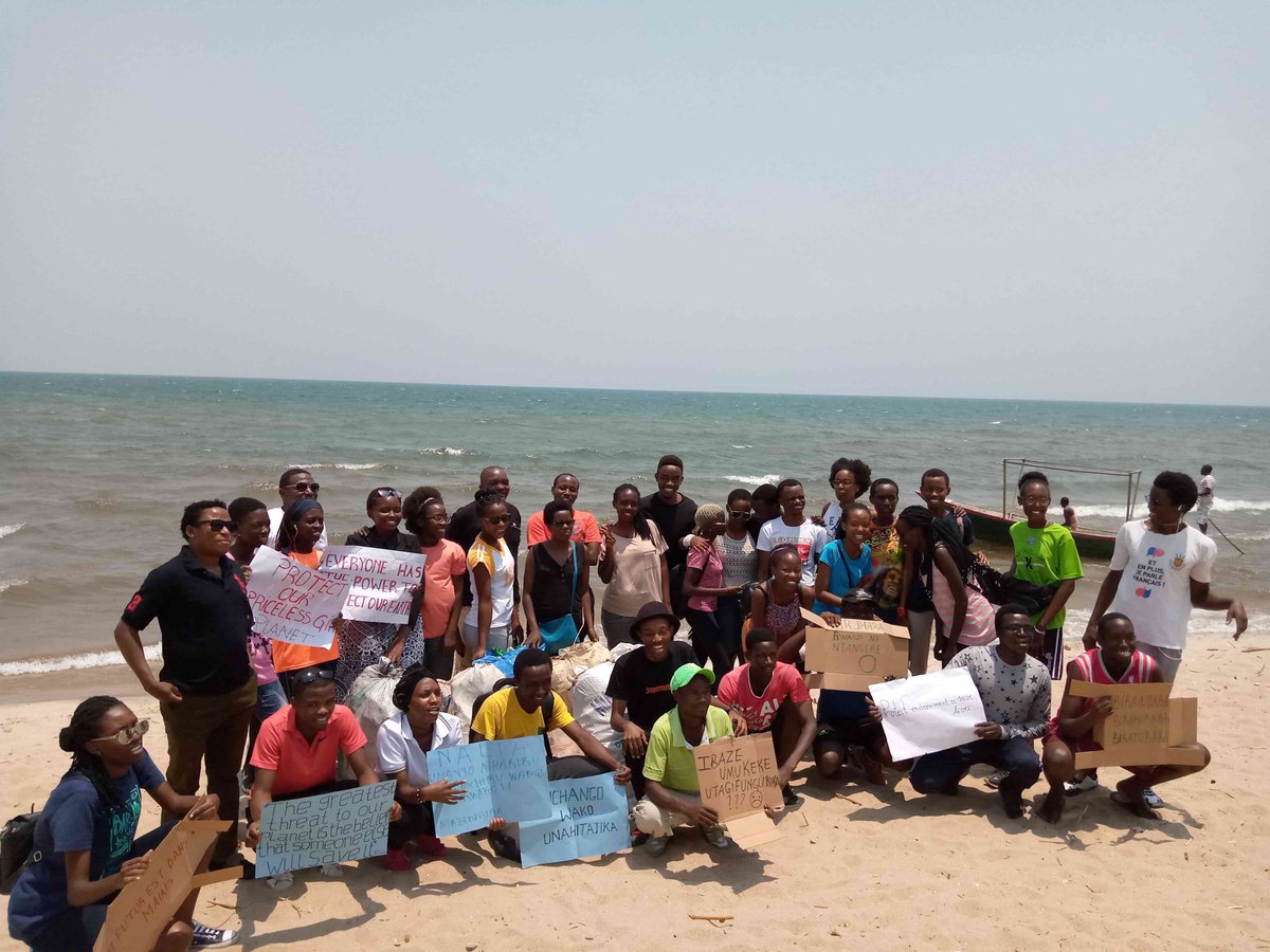 TotaharaB's tweet image. Burundian youth participated in our climate campaign today at Lake Tanganyika. #KeepMamaAfricaGreen #FridaysForFuture #Burundi @GretaThunberg @LeahNamugerwa @Fridays4future #Totahara #Birakuraba