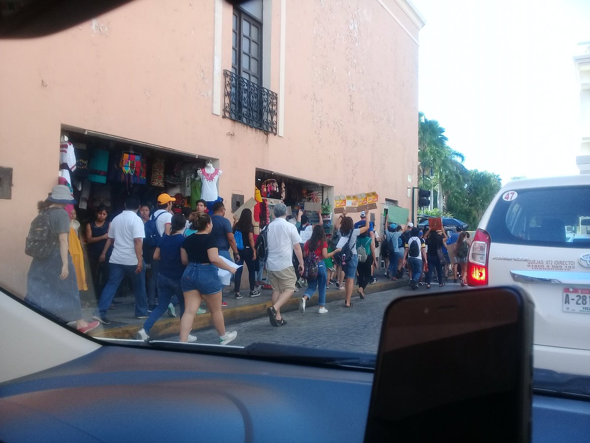 Protestors heading towards Plaza Gran #MeridaMexico #ClimateStrike 'Not 1 more degree!'