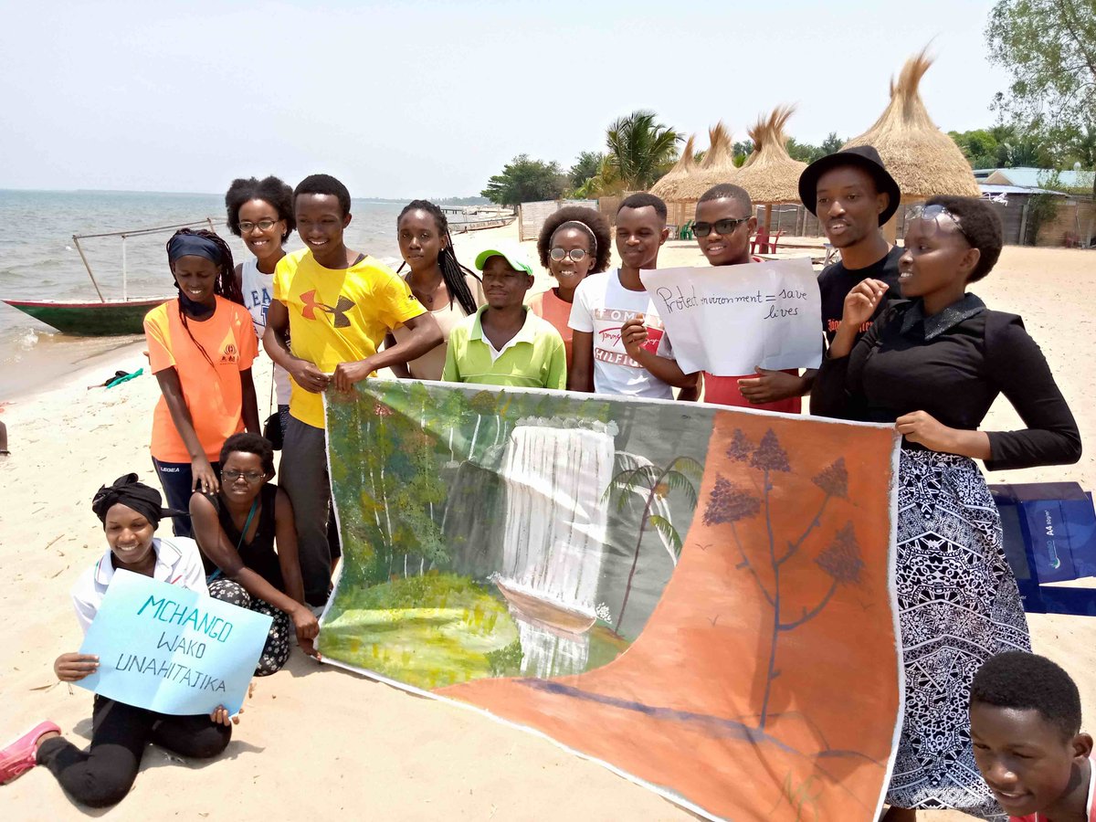TotaharaB's tweet image. Burundian youth participated in our climate campaign today at Lake Tanganyika. #KeepMamaAfricaGreen #FridaysForFuture #Burundi @GretaThunberg @LeahNamugerwa @Fridays4future #Totahara #Birakuraba