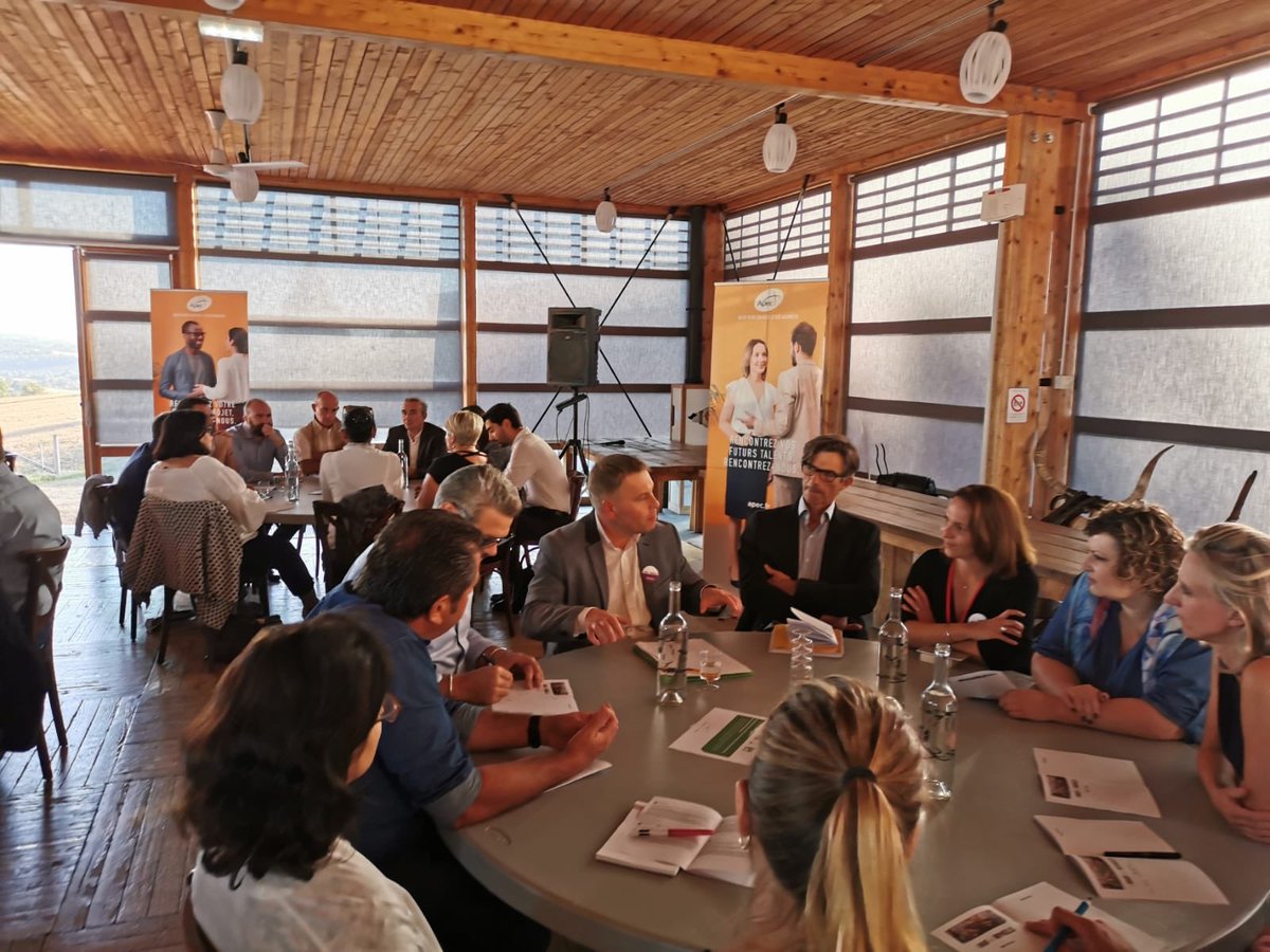 Apec_NA's tweet photo. #Informels 1ère soirée à #Limoges . Plus de 80 personnes réunies pour échanger sur « c’est décidé, je change ! » encore un grand merci à nos 8 témoins 👏 #CompétencesCadres https://t.co/psu3DE025y