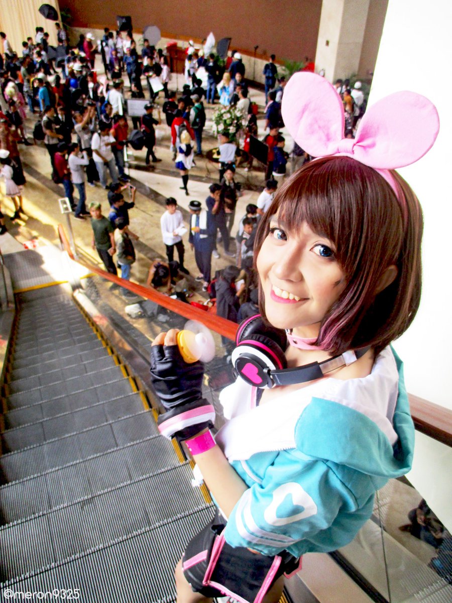 meron9325's tweet photo. Upstairs Down 

Cosplayer: Mel as Kizuna Ai 
Photo: me 
Date: 20190908 
#comifuro13 https://t.co/M7YfKPErOZ