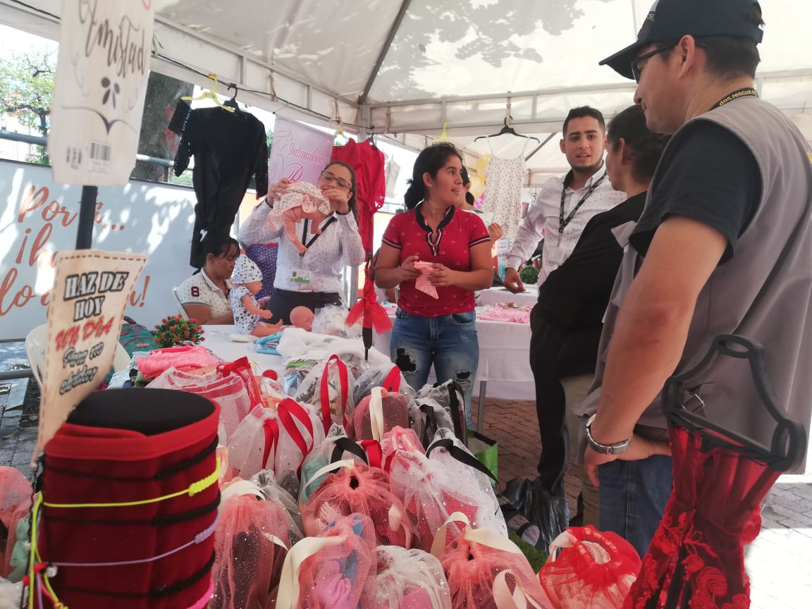 WorldVisionCO's tweet photo. Emprendimiento e innovación #UniendoFronteras 🇨🇴🤝🇻🇪 Comienza la Feria de Negocios en la ciudad de #Cúcuta, reuniendo a cerca de 50 emprendedores e innovadores apoyados por @WorldVisionCO y @theOFDA Te esperamos frente al @VenturaPlaza para que adquieras sus productos. https://t.co/1fpPHhXdxE