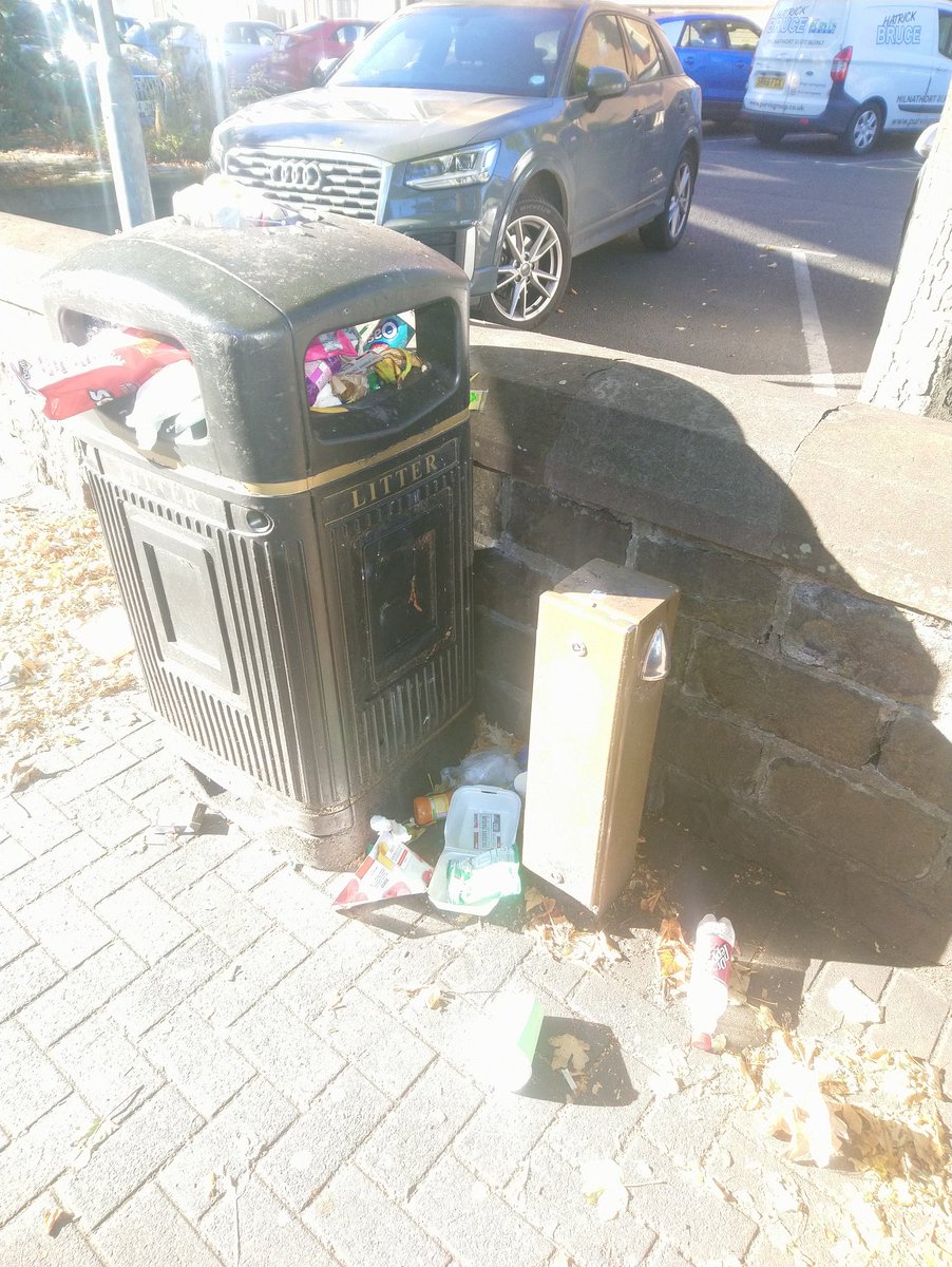 TheMarydoll's tweet photo. @DundeeCouncil EVERY single dustbin on the Perth Road near the uni is overflowing, what a great welcome to all the new students. No wonder we've a gull problem. They've been like this for DAYS!!! @courier_dundee @Evening_Tele @KeepBritainTidy https://t.co/IU3OxddyKV