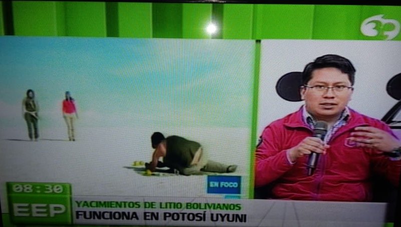 litio_boliviano's tweet photo. El técnico en operaciones, Pedro Copa, visita #FullTv Canal 39 de #SantaCruz, para hablar de @litio_boliviano empresa boliviana que industrializa el #litio. Invita a la población a visitar nuestro stand en la @Fexpocruz 2019, donde podrán disfrutar de la réplica del #SalarDeUyuni https://t.co/X8gqRgCUps