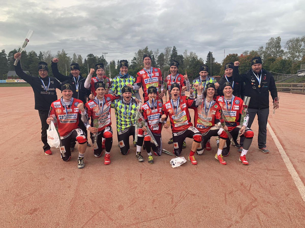 KiteenPallo90's tweet photo. SUOMENMESTARIT 2019!

Kiteen Pallon A-pojat voittavat kolmannessa finaalissa Hyvinkään Tahkon ja vie mestaruuden. Ottelu suoraan 0-2 (3-6, 2-4) KiPalle.

🏆 Varonen
🏆 🏆 Pekkinen

#KiPa90 #Pesis https://t.co/qdZxoIf4Ma