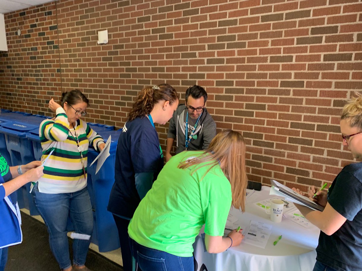 Ed4Excellence's tweet photo. Our #E4EMN team brought the grilled cheese food truck to Ramsey Middle School in St. Paul where, over some delicious sandwiches, educators discussed how to better recruit and retain great teachers in our highest-needs schools. #MNpoli #MNedu Learn more --> https://t.co/RS036wzFAK https://t.co/dUdstKiFAV