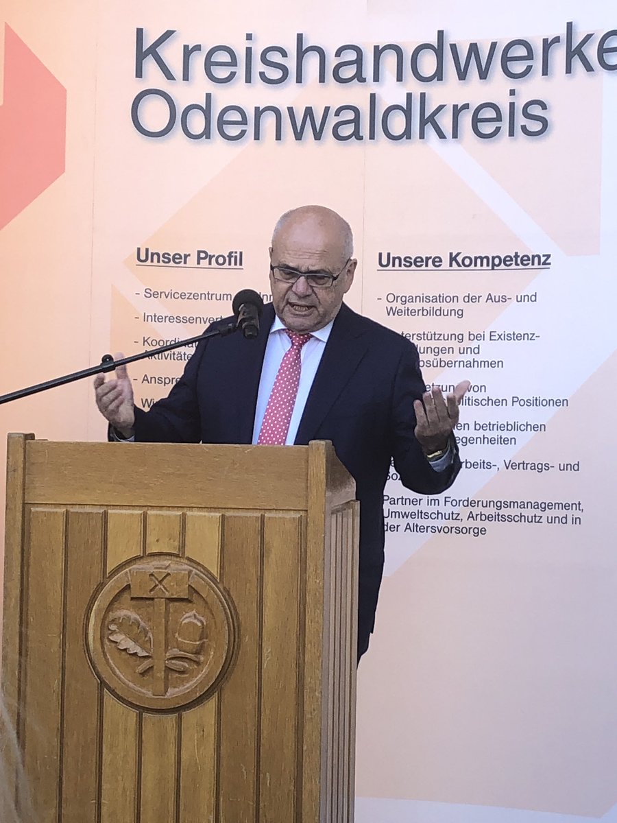 MariusSchwabe's tweet photo. Heute für die @OREG_Tweets bei der Wiederaufstellung des #Zunftbaums vor dem Haus des #Handwerks in #Erbach mit dem Präsidenten der @HWK_RheinMain Bernd #Ehinger und Kreishandwerksmeister Ludwig Jung! #Odenwaldkreis https://t.co/NxfT7QcI0l