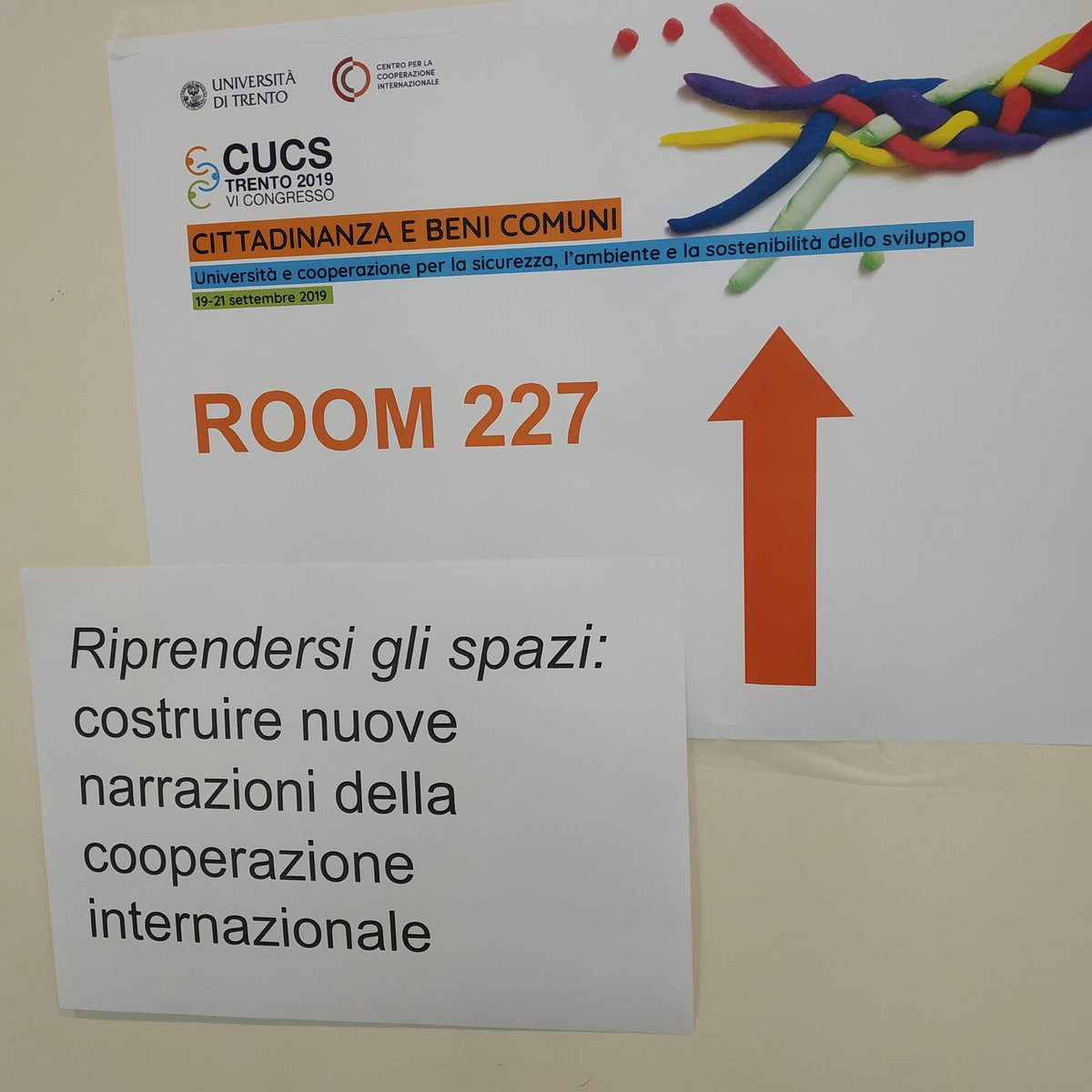 BalcaniCaucaso's tweet photo. "Una reazione + una reazione non fa una narrazione": @oilforbook di @VITAnonprofit anima il laboratorio "Riprendersi gli spazi. Costruire nuove narrazioni della cooperazione internazionale" #WinningtheNarrative @Cild2014 #CUCS2019 @UniTrento https://t.co/t6U6vsAjAw